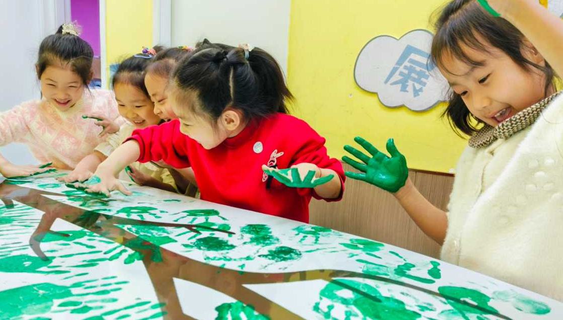 China destinará 90 mil millones de yuanes para subsidios al cuidado infantil                     China ha presentado un programa nacional de subsidios para el cuidado infantil, el primero a gran escala, universal y directo para el bienestar público desde la fundación de la República Popular China.